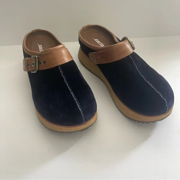 EARTH Lyra Navy Velvet clogs with buckle • size 7 - Picture 1 of 12